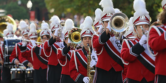 Homecoming puts spotlight on alums, community